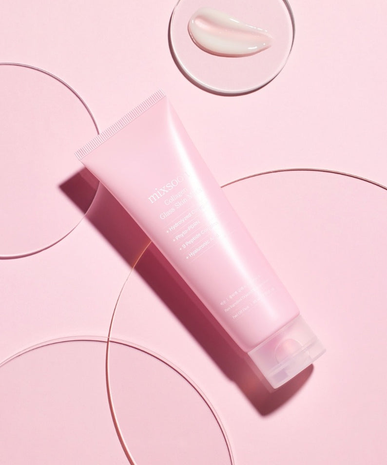 MIXSOON Collagen Glass Skin Mask 80ml, tube rose sur fond rose avec skincare, gouttes et cercles décoratifs