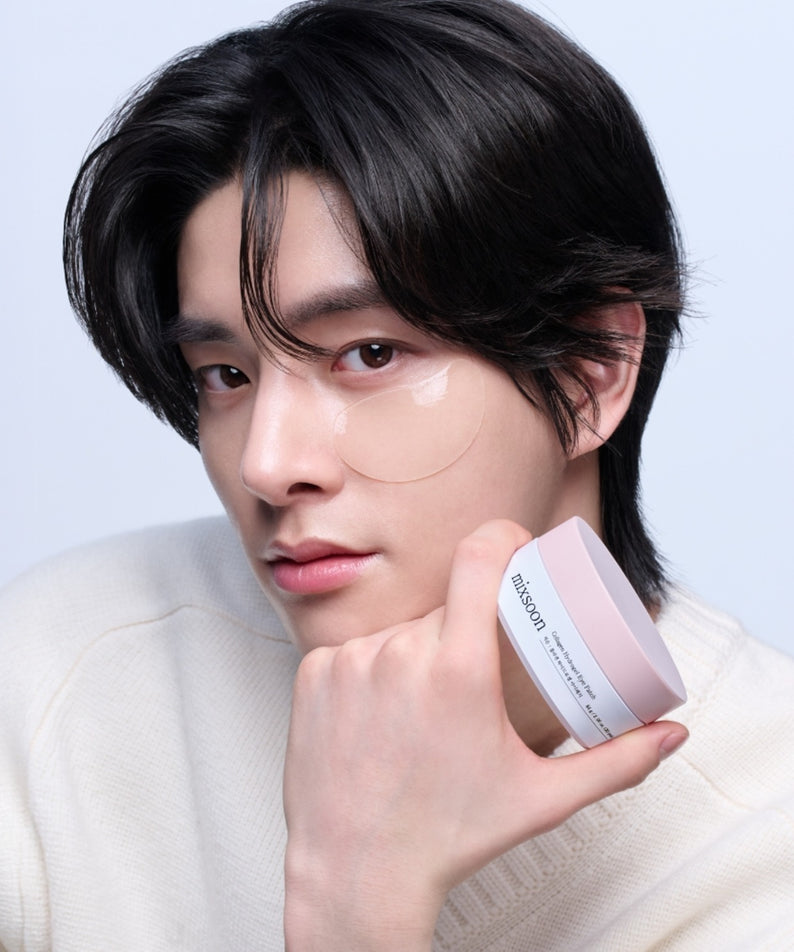 MIXSOON Collagen Hydrogel Eye Patch 60 sheets, marque MIXSOON : homme avec patch hydrogel sous les yeux, sur fond clair.