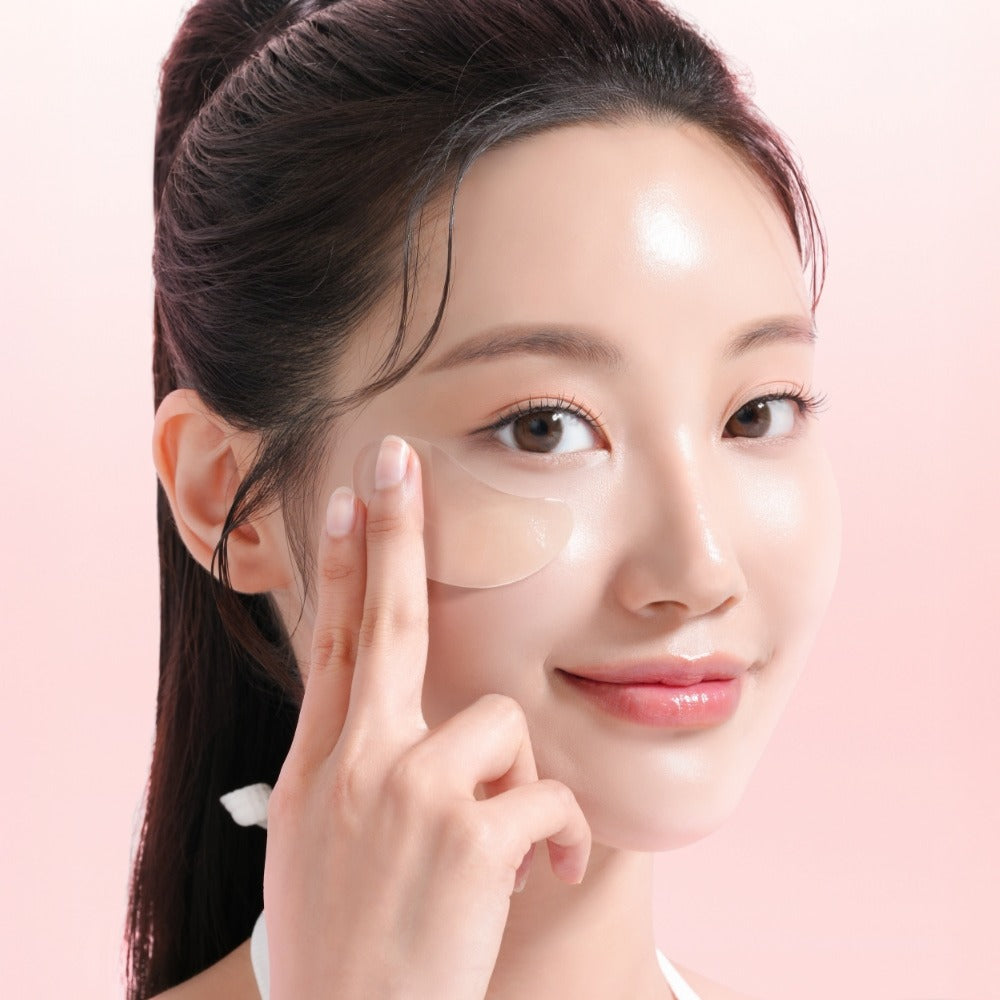 Décris l'image en français: MIXSOON Collagen Hydrogel Eye Patch Single Pack 5 Sheets, femme applique des patchs sous les yeux.