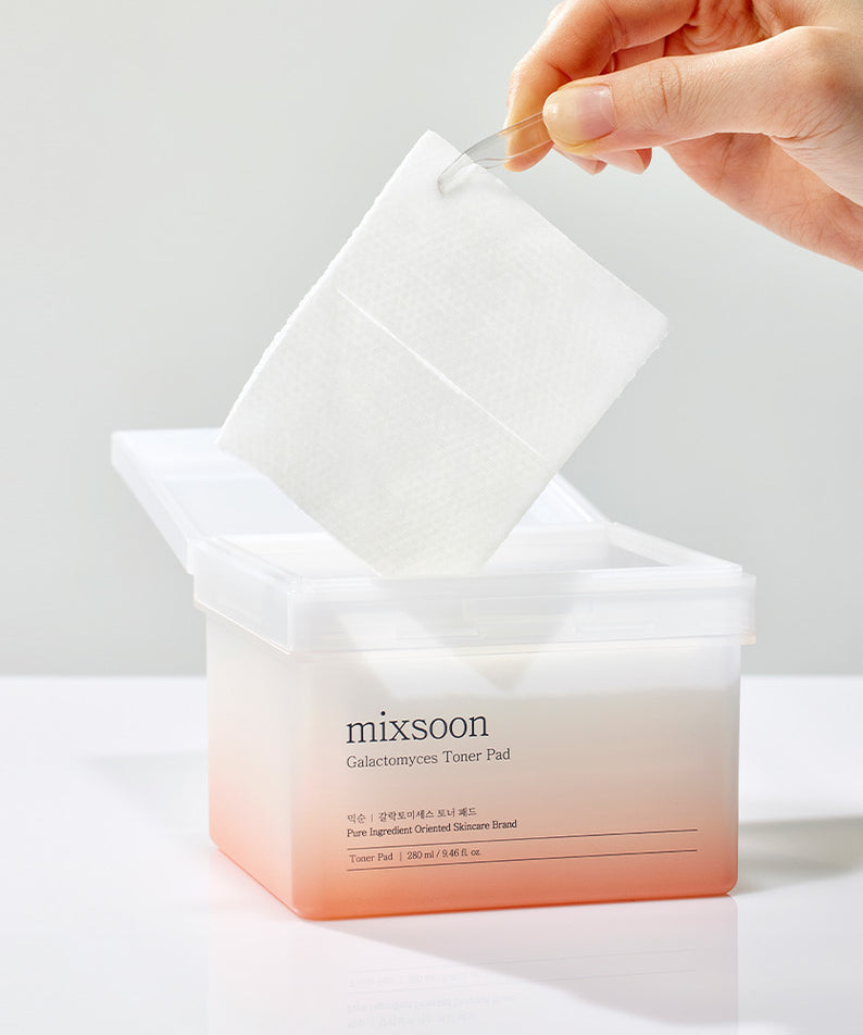 MIXSOON Galactomyces Toner Pad dans une boîte, avec un pad retiré. Produit soin visage pour une peau radieuse et rafraîchie. Hygiène douce.