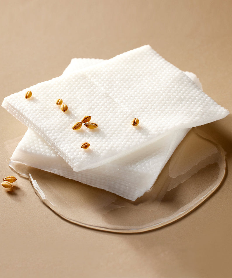 MIXSOON Galactomyces Toner Pad avec texture douce et graines dorées sur une surface beige, excellent pour soin de la peau.