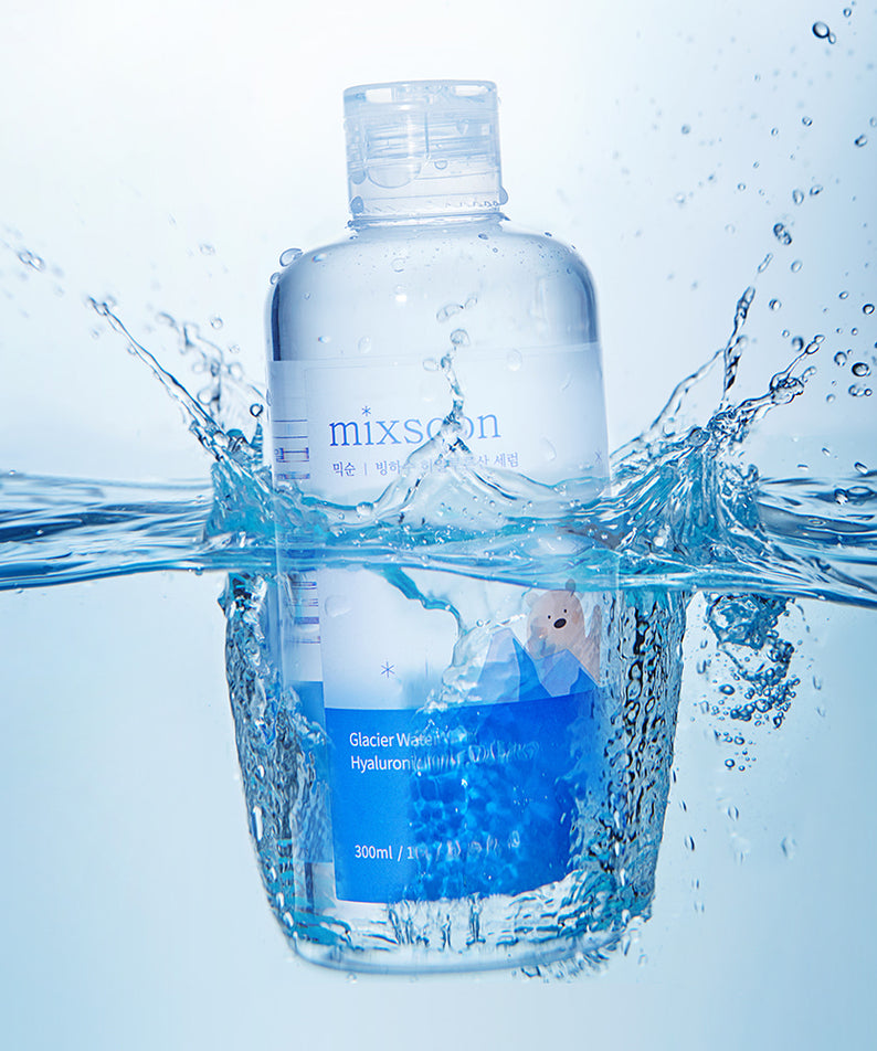 Flacon de MIXSOON Glacier Water Hyaluronic Acid Serum 300ml éclaboussé d'eau, hydratation intense avec l'acide hyaluronique.