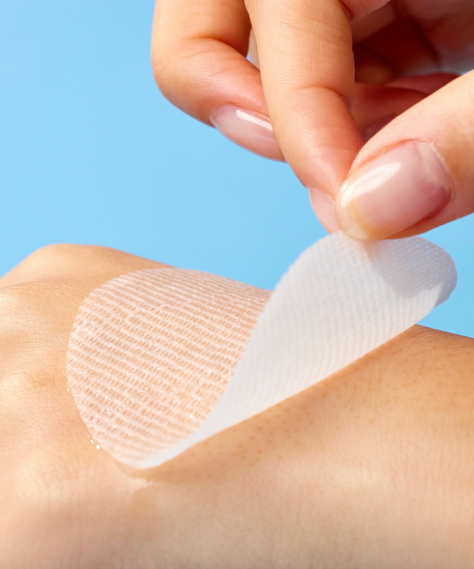 MIXSOON Hyaluronic Acid Toner Pad, application d'un tampon hydratant pour peau douce, hydratation essentielle, beauté quotidienne.