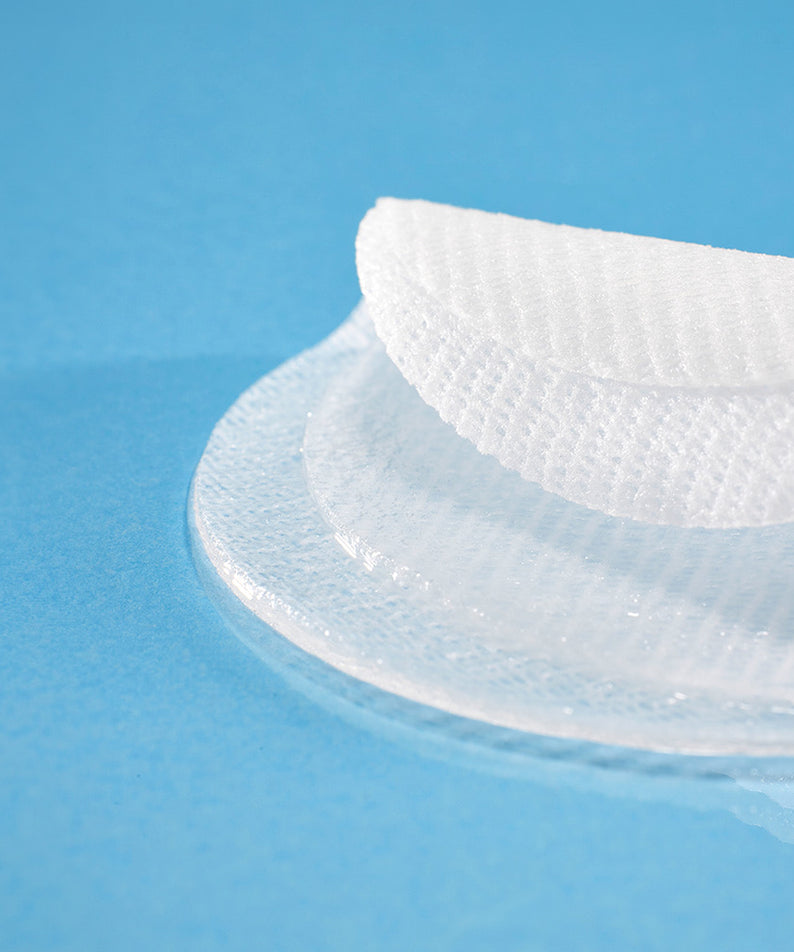 Pads de toner MIXSOON Hyaluronic Acid Toner Pad sur fond bleu, hydratation efficace pour la peau.