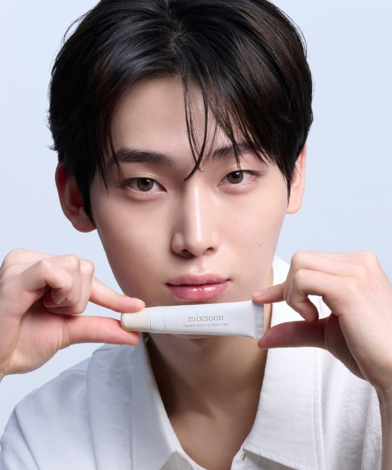 MIXSOON Natural Bean Lip Mask Bean 11g, jeune homme tenant le masque à lèvres, produit cosmétique MIXSOON sur fond clair