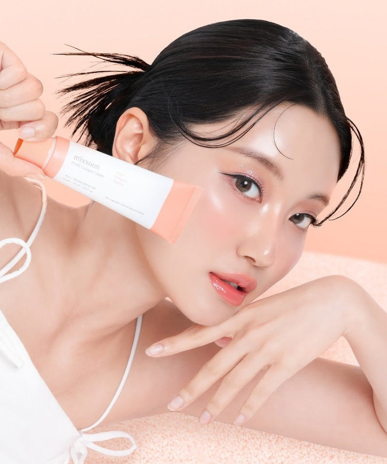 Décris l'image en français: MIXSOON PDRN Collagen Cream 50ml, tube sur fond rose, femme appliquant la crème, marque MIXSOON.