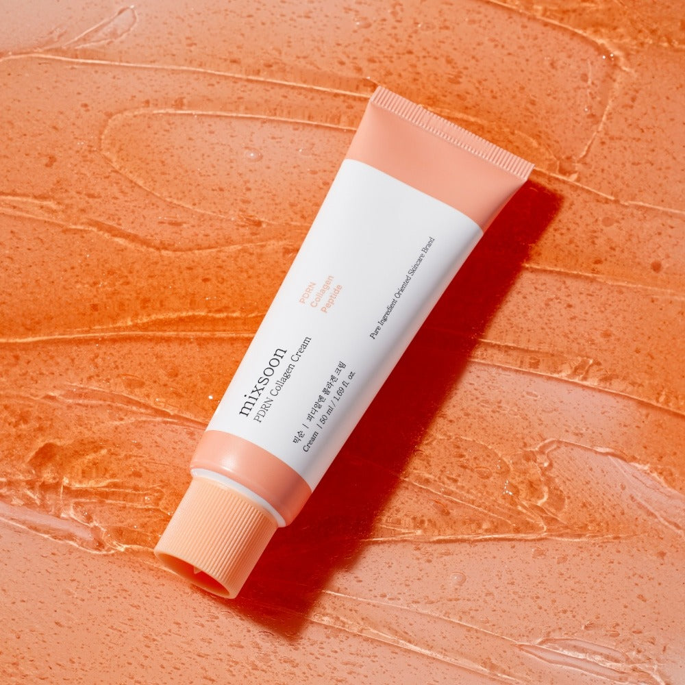 MIXSOON PDRN Collagen Cream 50ml, tube sur fond carrelé orange en studio, texture crème visible, marque MIXSOON.