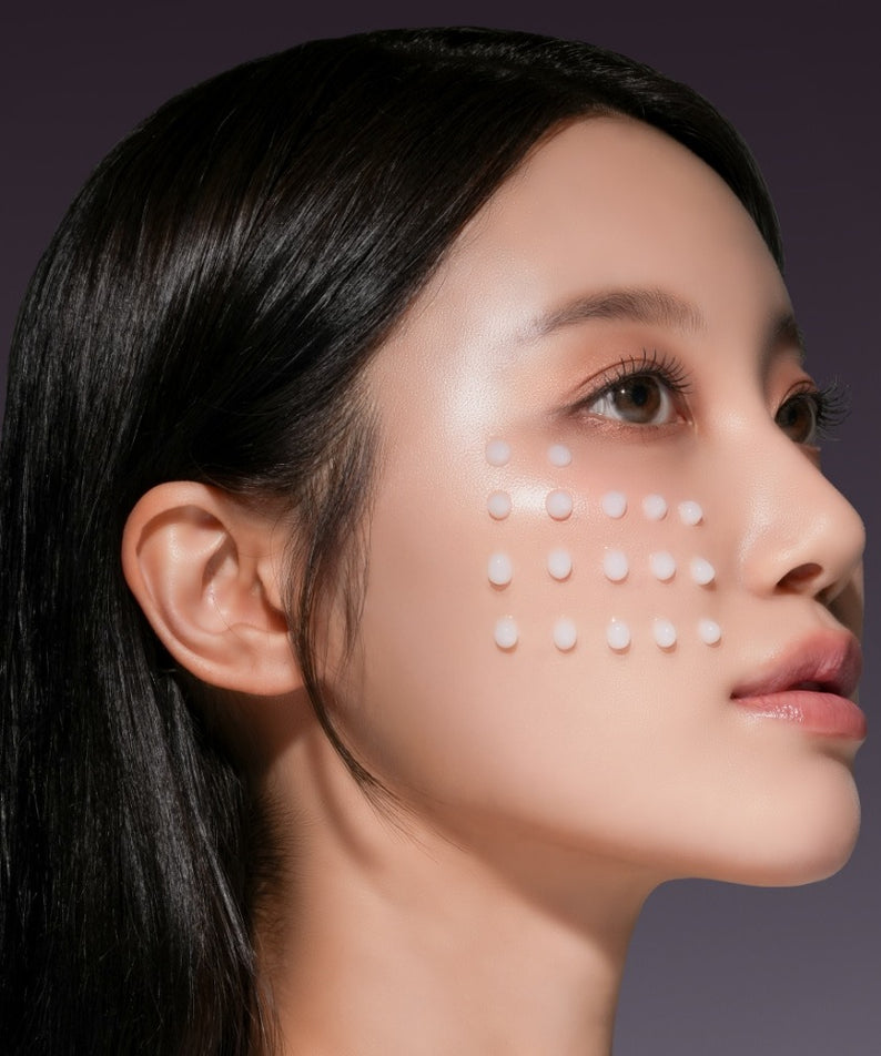 MIXSOON Peptide Cica Hyal Shot 350 30ml, sérum visage en contexte beauté : peau hydratée avec points de test sur modèle.