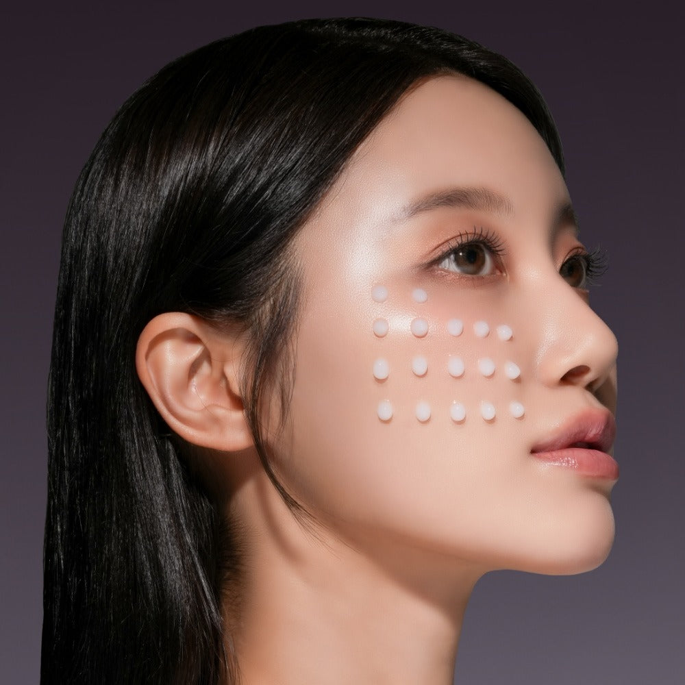 MIXSOON Peptide Cica Hyal Shot 350 30ml, sérum visage en contexte beauté : peau hydratée avec points de test sur modèle.