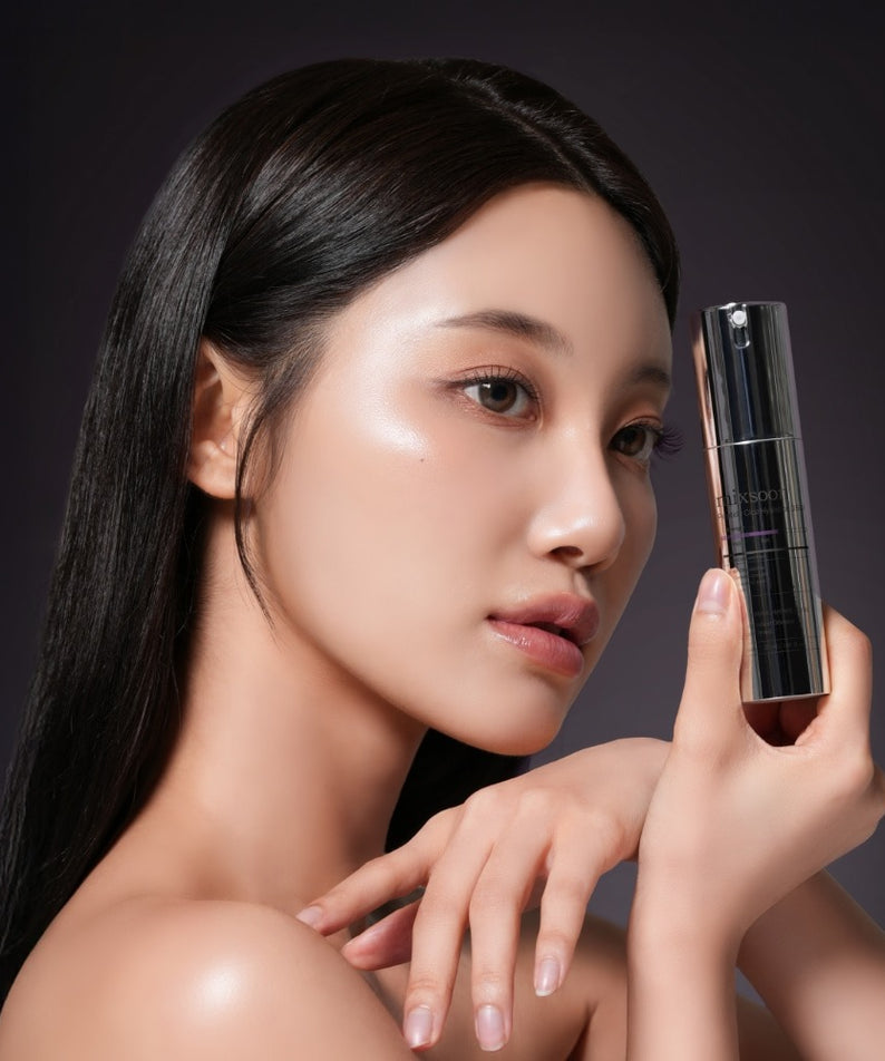 MIXSOON Peptide Cica Hyal Shot 350 30ml : femme tenant le flacon, peau lumineuse, fond sombre, produit de marque MIXSOON