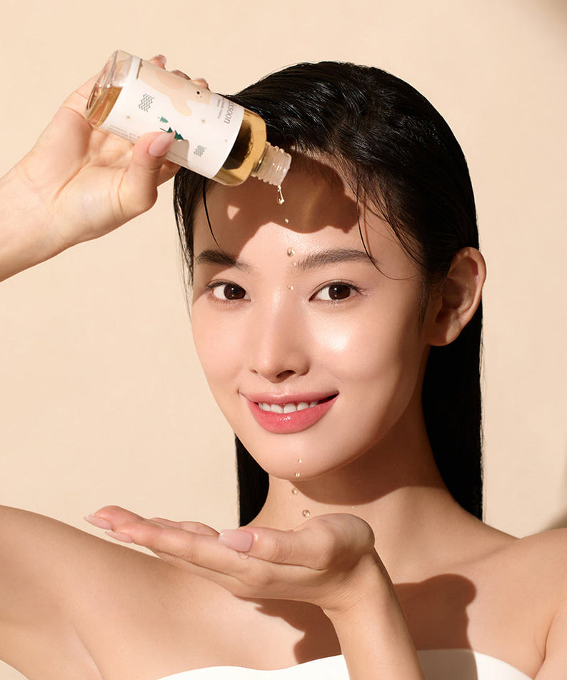 Femme utilisant MIXSOON Soondy Centella Asiatica Essence 100ml pour un soin hydratant visage.