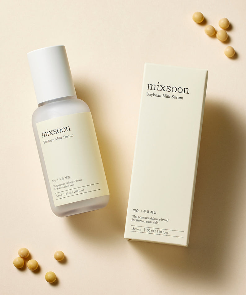 MIXSOON Soybean Milk Serum 50ml avec emballage en arrière-plan et grains de soja visibles, idéal pour soins de la peau.
