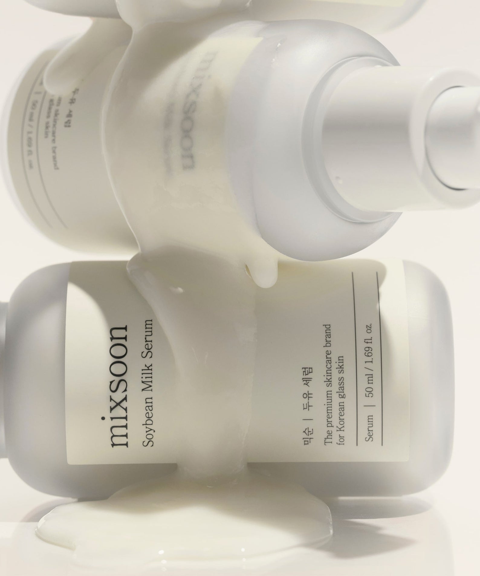 Bouteilles de MIXSOON Soybean Milk Serum 50ml avec sérum coulant, mettant en valeur le soin hydratant et nourrissant.