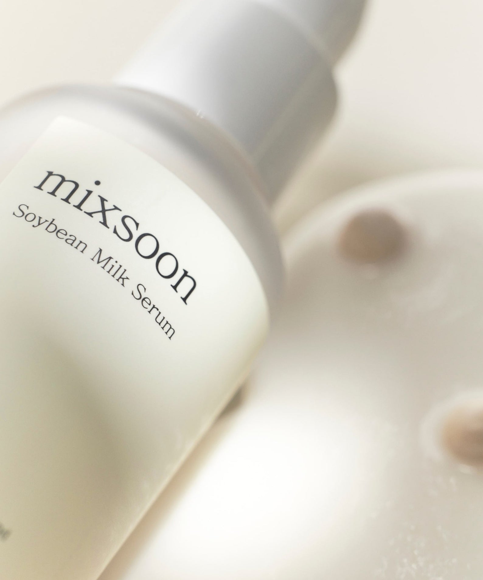 MIXSOON Soybean Milk Serum 50ml, sérum hydratant au lait de soja pour une peau éclatante, flacon de 50ml close-up.