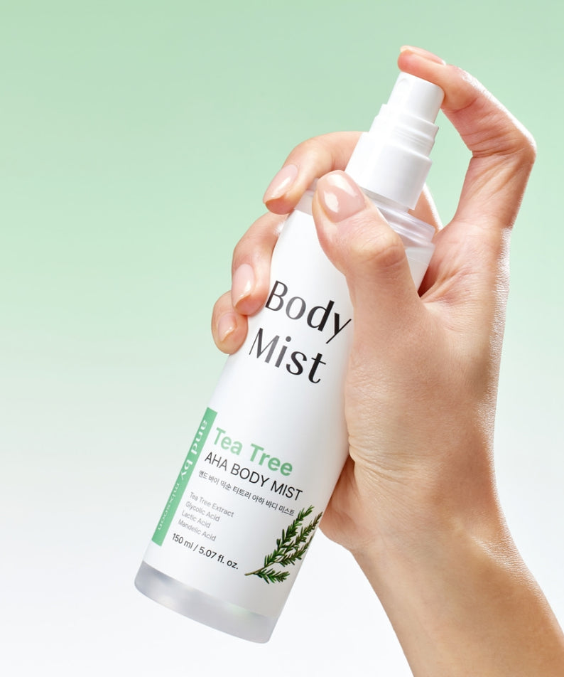 Main tenant MIXSOON Tea Tree AHA Body Mist 150ml, marque affichée, contexte visuel fond vert, brume corporelle.