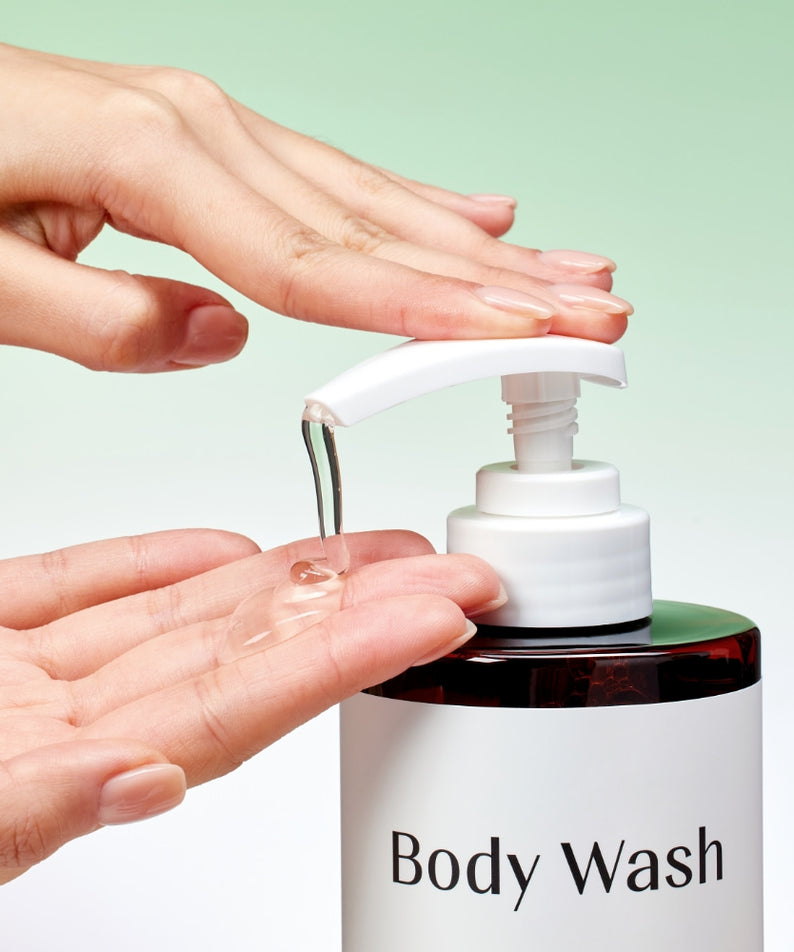 MIXSOON Tea Tree AHA Body Wash 500ml : mains sous distributeur, lavage corps, décor vert clair, marque visible