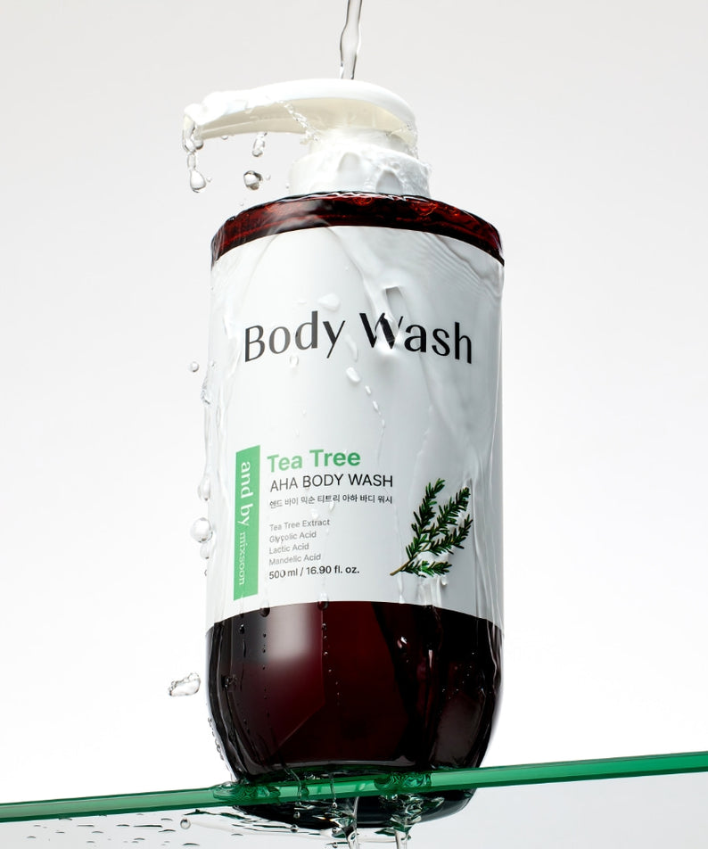 MIXSOON Tea Tree AHA Body Wash 500ml en bouteille avec jet d’eau, sur fond blanc, produit de la marque MIXSOON