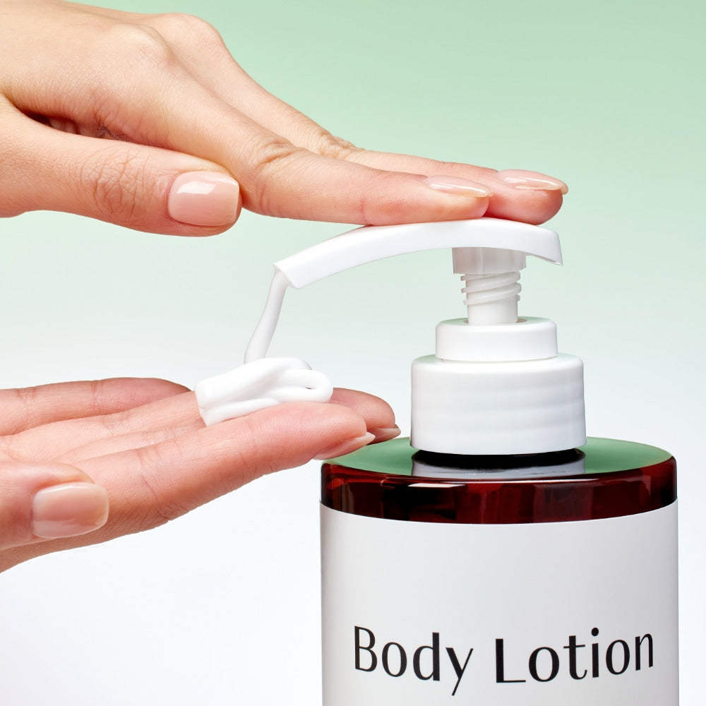 MIXSOON Tea Tree AHA Retinol Body Lotion 500ml, flacon pump sur fond vert, mains appliquant la lotion, marque MIXSOON
