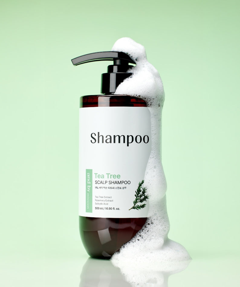 MIXSOON Tea Tree Scalp Shampoo 500ml, flacon de shampooing sur fond vert, mousse visible, marque MIXSOON, contexte visuel.