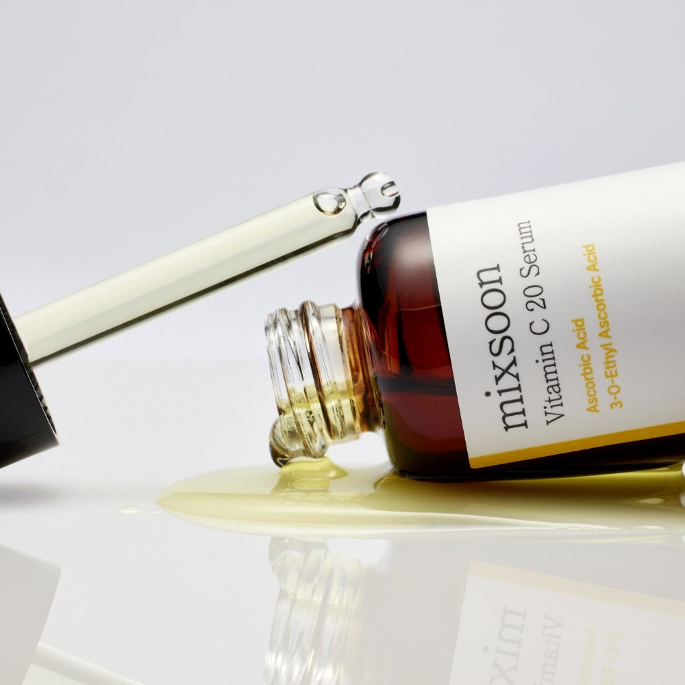 MIXSOON Vitamin C 20 Serum 10ml de la marque MIXSOON, flacon et sérum goutte sur fond clair, contexte beauté