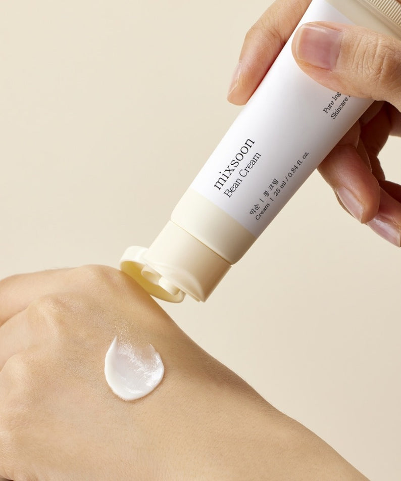 Application de MIXSOON Bean Cream 25ml sur la main, montrant la texture douce du produit.
