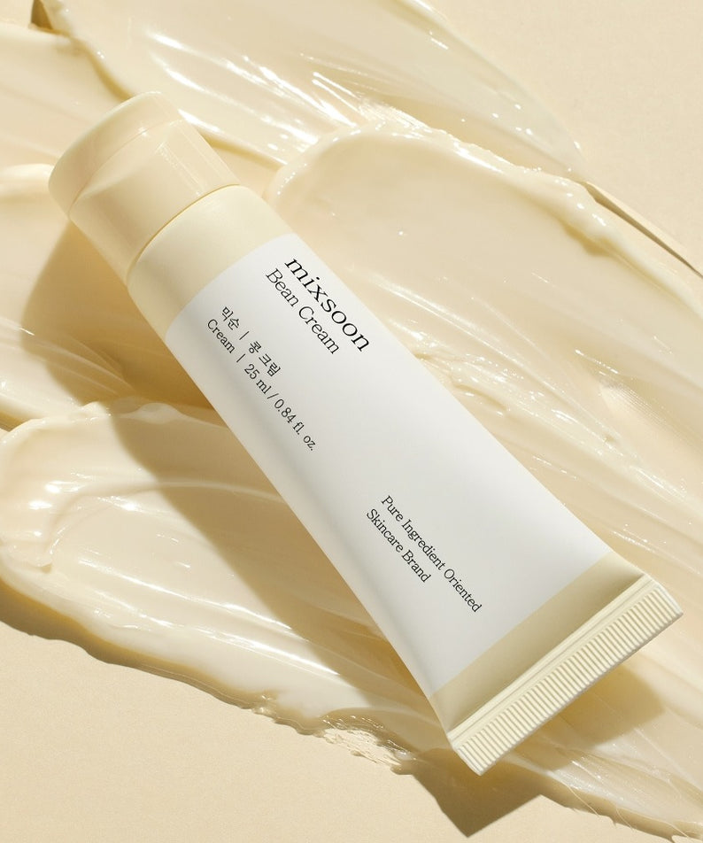 Crème hydratante MIXSOON Bean Cream 25ml sur fond de crème, soin végétal pour une peau éclatante et douce.