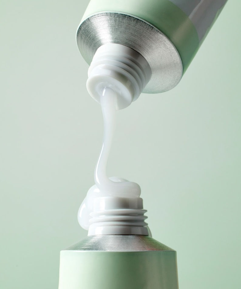 Crème apaisante MIXSOON Cica Hyal Deep Soothing Cream 50ml en cours de distribution pour soin de la peau, fond vert