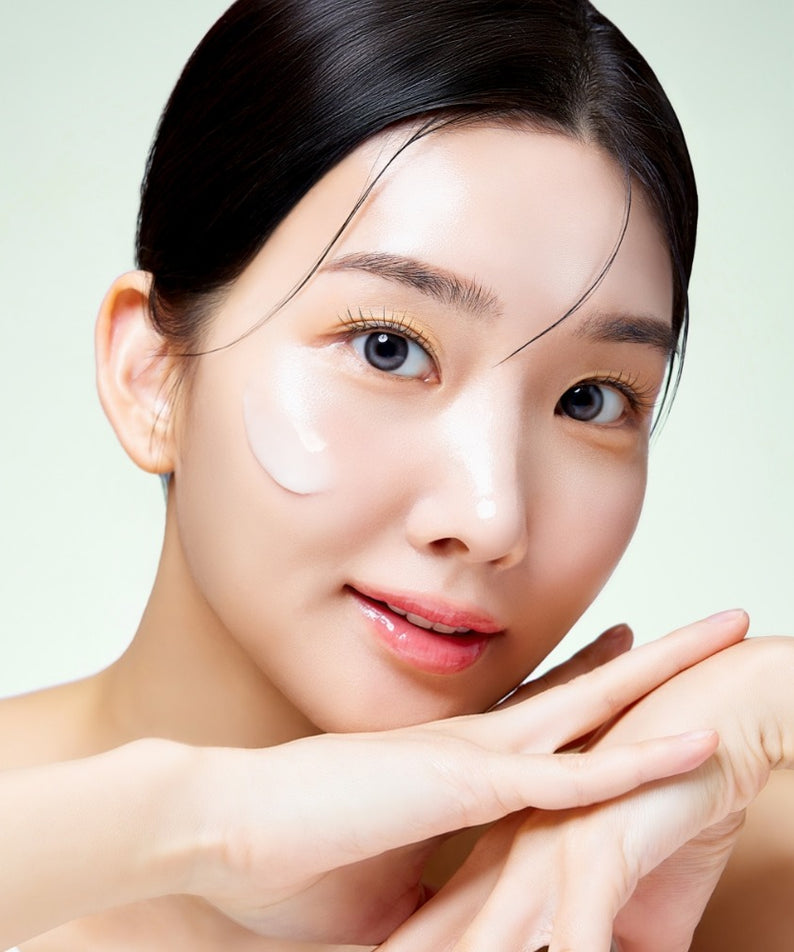 Jeune femme appliquant MIXSOON Cica Hyal Deep Soothing Cream 50ml pour une peau hydratée et apaisée.