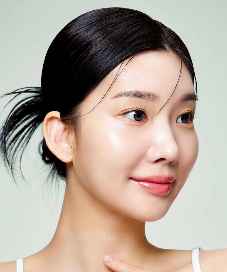 Femme avec peau éclatante utilisant MIXSOON Cica Hyal Deep Soothing Cream 50ml, montrant efficacité en hydratation et apaisement.