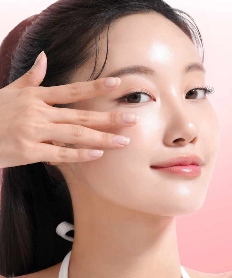 Femme souriante avec un teint éclatant appliquant MIXSOON Collagen Hydrogel Eye Patch Single Pack 5 Sheets sur une peau lumineuse.