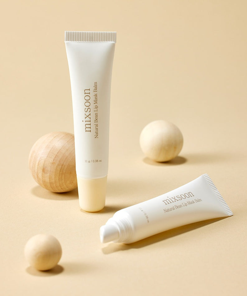 MIXSOON Natural Bean Lip Mask bean sur fond beige avec des éléments en bois, produit hydratant pour lèvres.