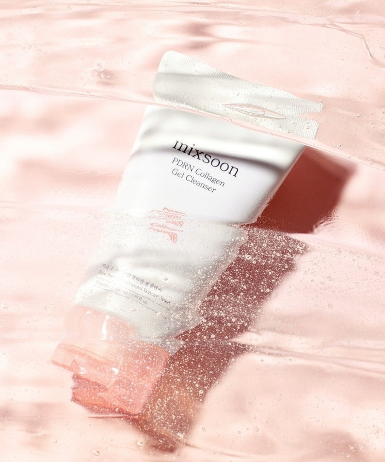 Tube de MIXSOON PDRN Collagen Gel Cleanser 100ml sur fond rose aquatique, produit de soin de la peau. Format 100ml. Marque de confiance.