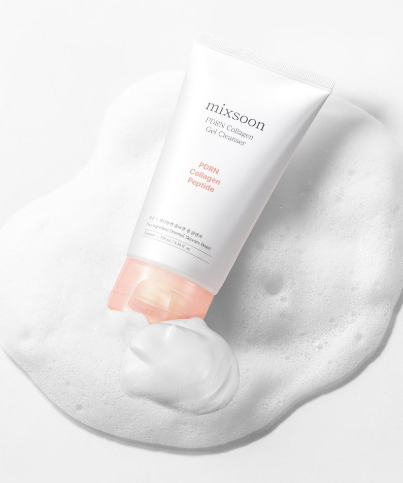 Gel nettoyant MIXSOON PDRN Collagen 100ml sur mousse blanche, soin du visage pour une peau éclatante et hydratée.