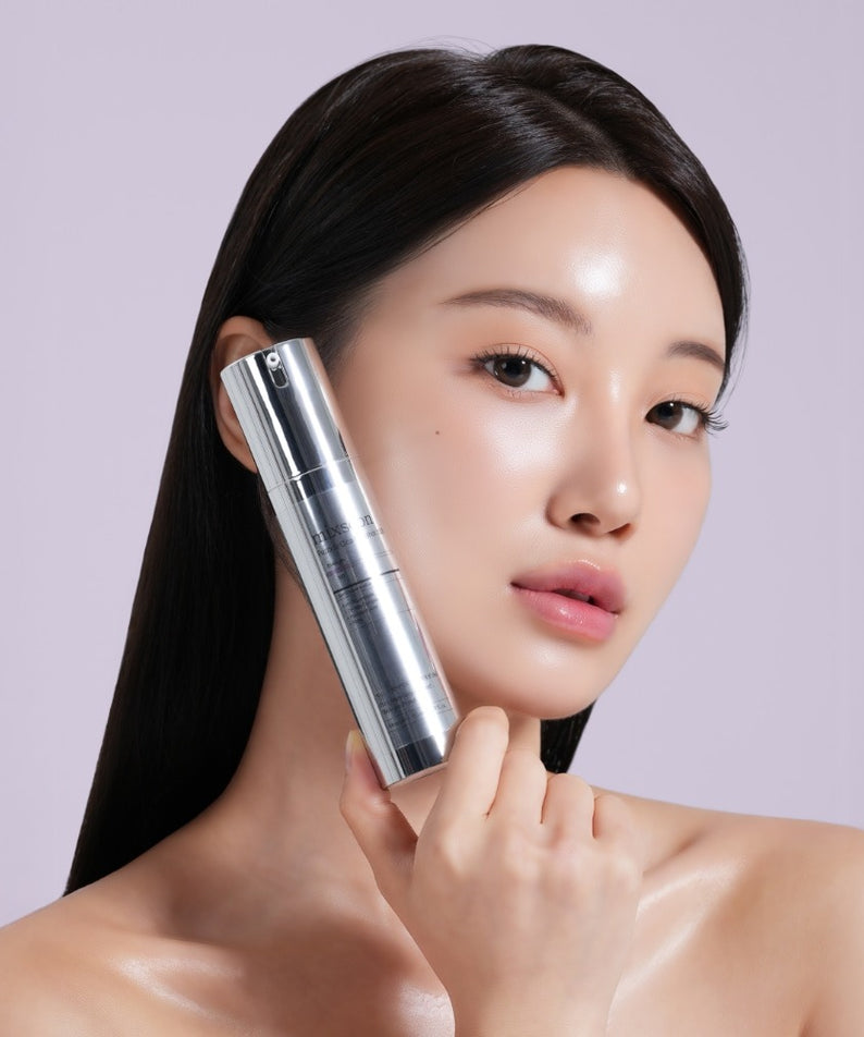 Femme mettant en avant le produit MIXSOON Peptide Cica Hyal Shot 150 50ml pour soin de la peau hydratant et apaisant.