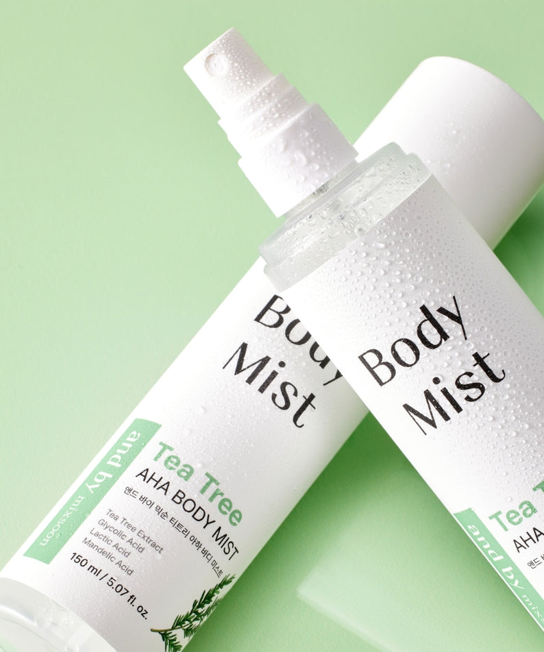 Flacons de 150ml de MIXSOON Tea Tree AHA Body Mist sur fond vert clair, vaporisateur à base d'arbre à thé pour soin corporel.