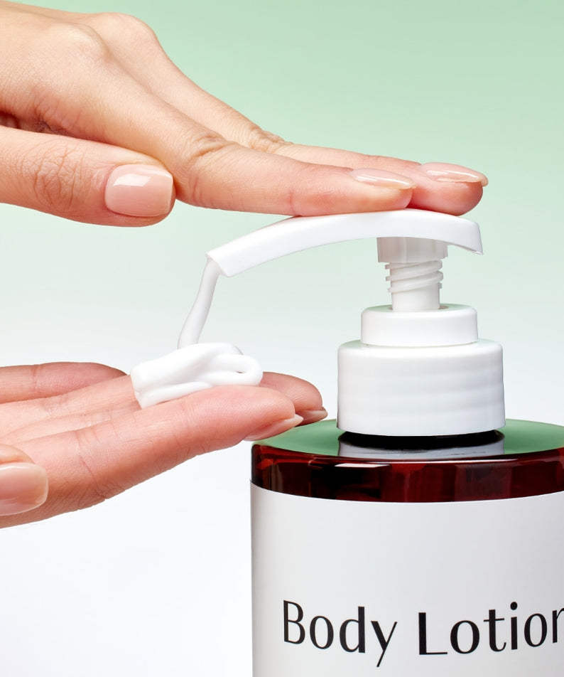 Pompe de lotion corporelle MIXSOON Tea Tree AHA Retinol Body Lotion 500ml avec crème pour la peau sur main