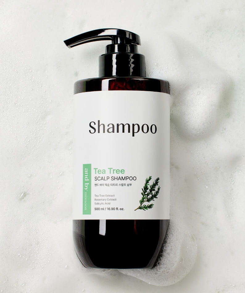 Flacon de 500ml de MIXSOON Tea Tree Scalp Shampoo sur fond de bulles blanches, nettoyant pour cuir chevelu.