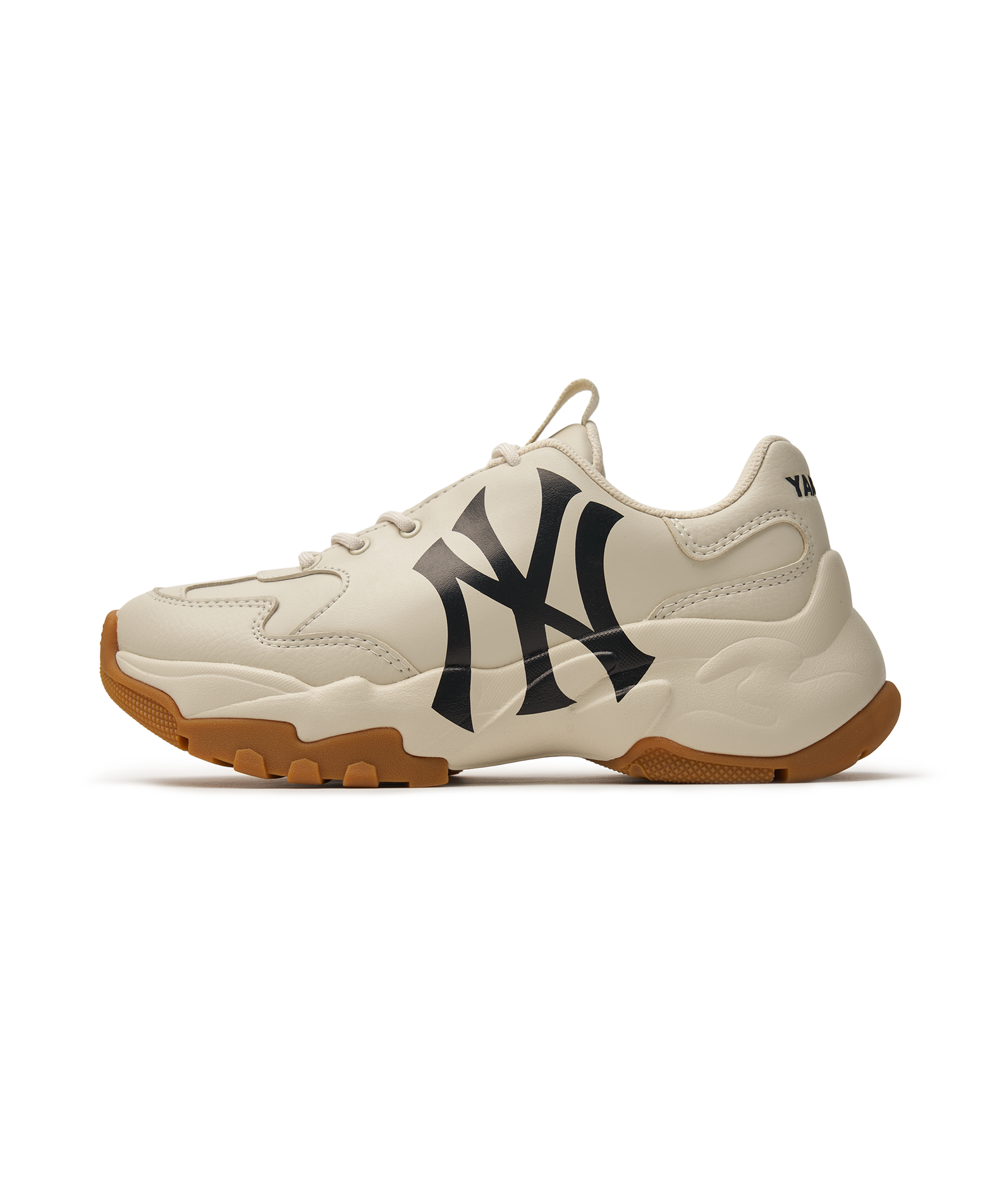 MLB Big Ball Chunky A New York Yankees LIGHT BEIGE : baskets chunky Yankees sur fond noir, vue latérale.