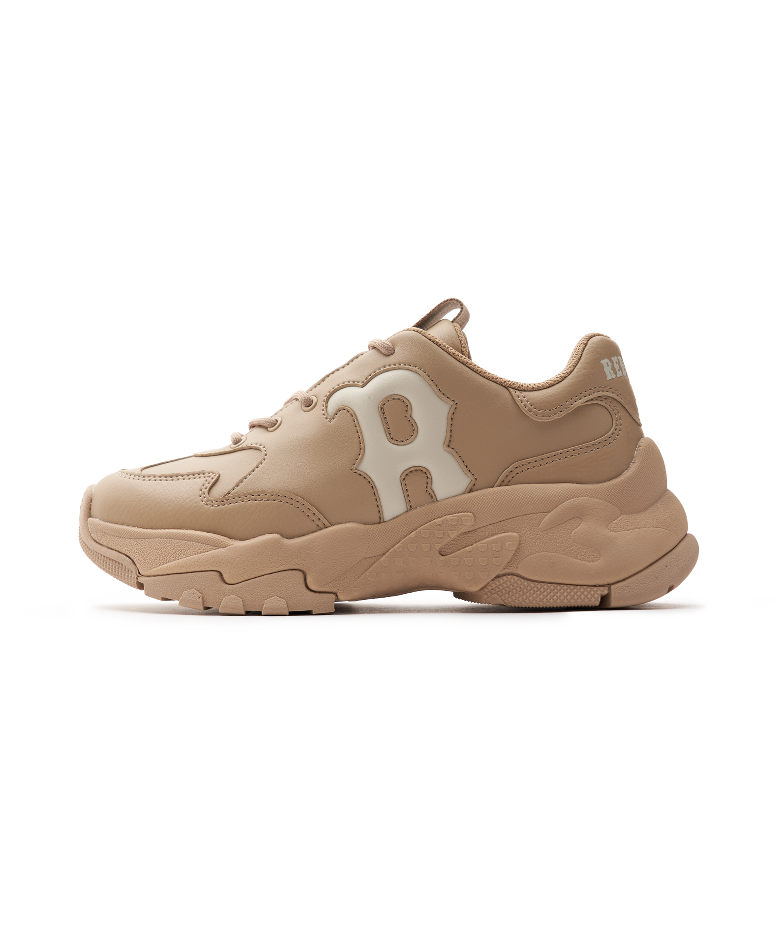 MLB Big Ball Chunky Window Boston Red Sox BEIGE : sneaker beige chunky de la marque MLB, vue sur fond noir.