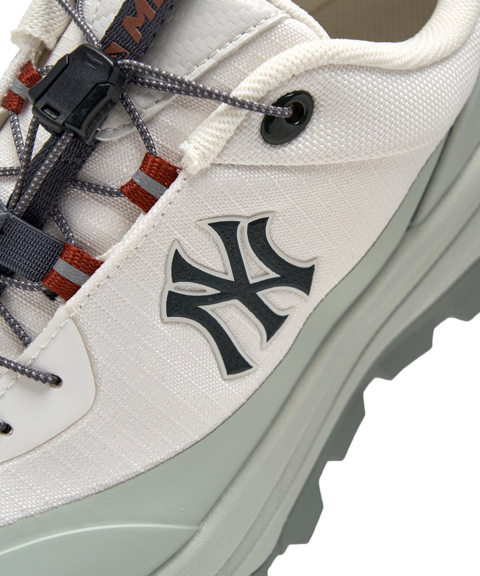 MLB Bump Chunky New York Yankees MINT : chaussure blanche New York Yankees, logo et détails, vue rapprochée.