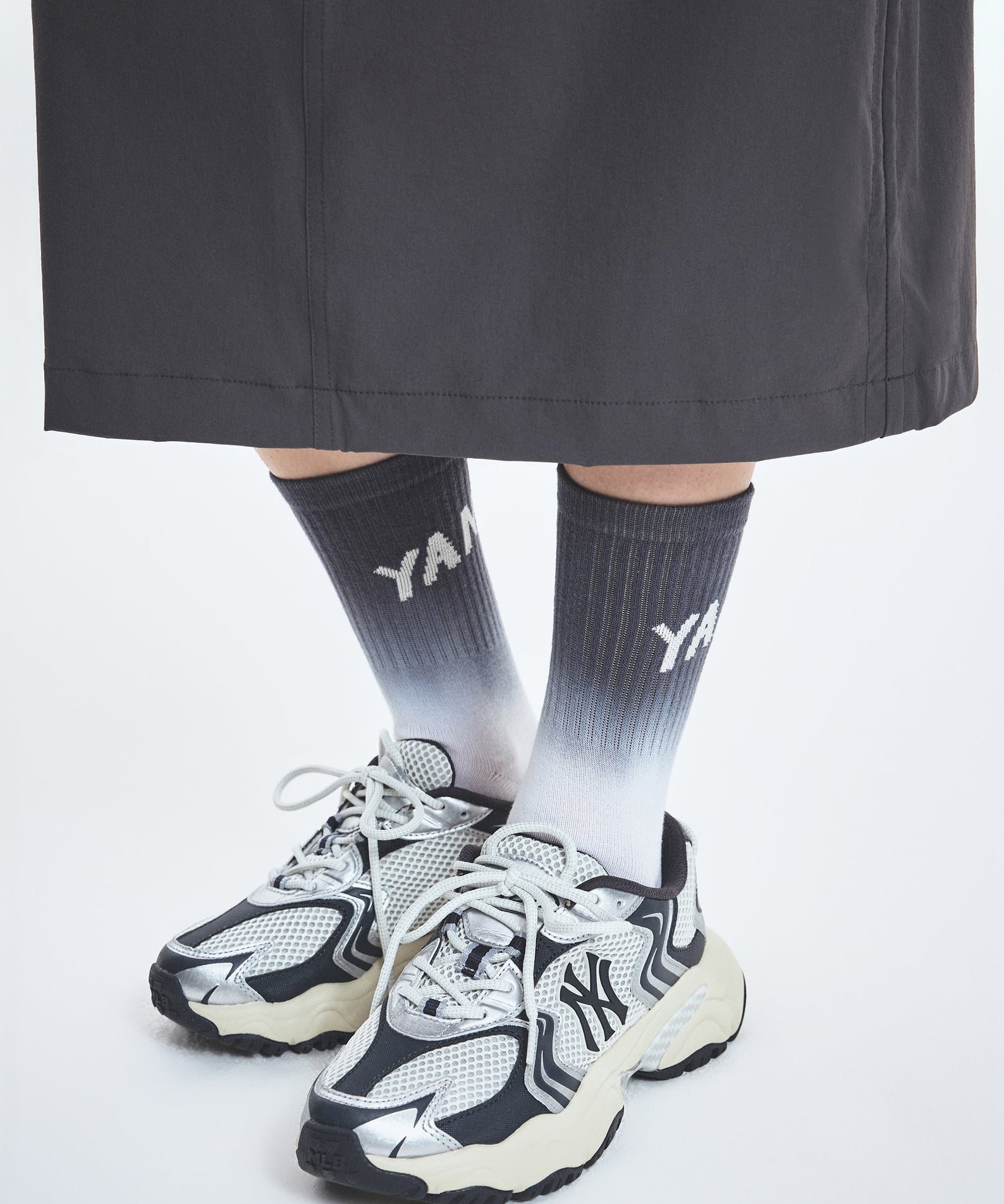MLB Cargo Chunky New York Yankees DARK GRAY, chaussures chunky Yankees et chaussettes, vue studio sur fond blanc.
