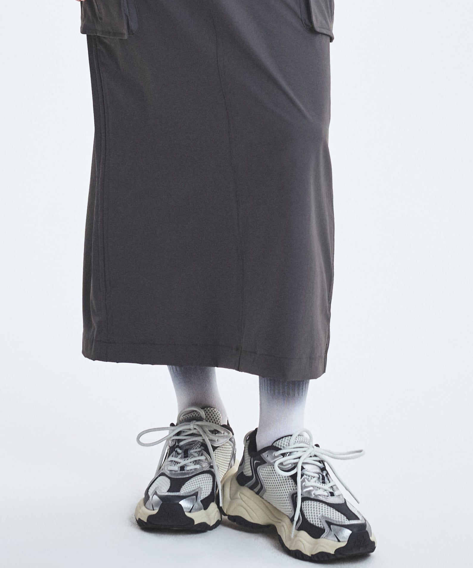 MLB Cargo Chunky New York Yankees DARK GRAY, chaussures style chunky gris foncé, pieds dans un décor studio