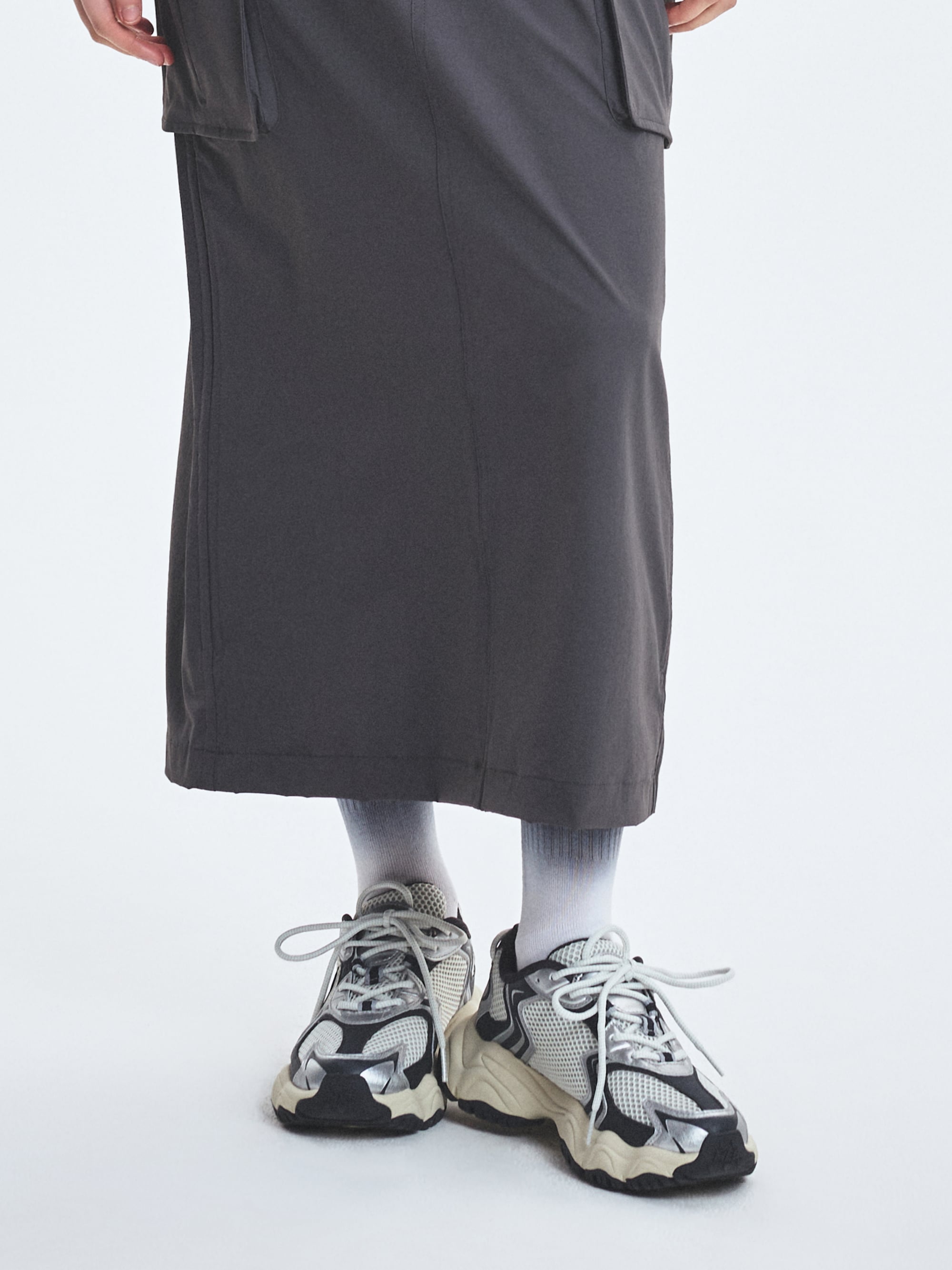 MLB Cargo Chunky New York Yankees DARK GRAY, chaussures style chunky gris foncé, pieds dans un décor studio