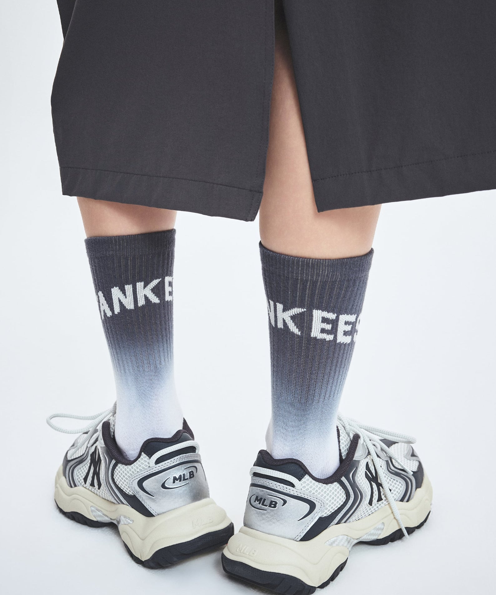 MLB Cargo Chunky New York Yankees DARK GRAY, chaussures chunky sur fond clair, chaussettes Yankees visibles.