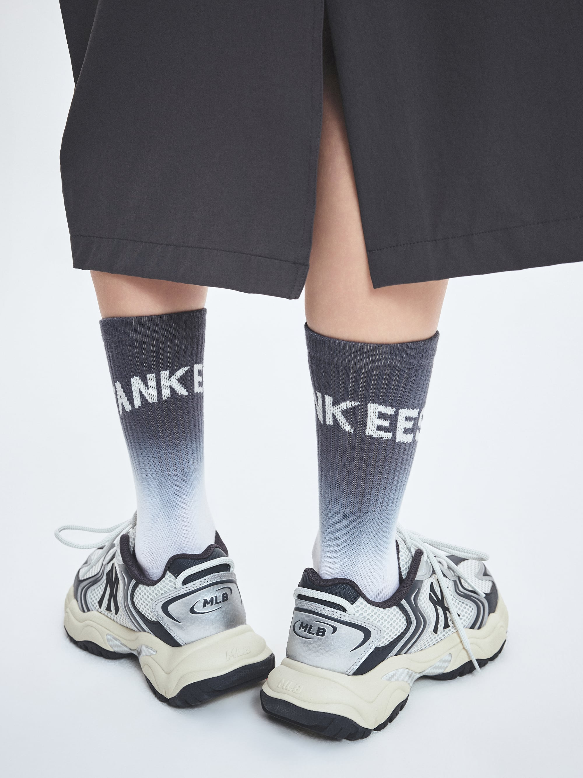 MLB Cargo Chunky New York Yankees DARK GRAY, chaussures chunky sur fond clair, chaussettes Yankees visibles.
