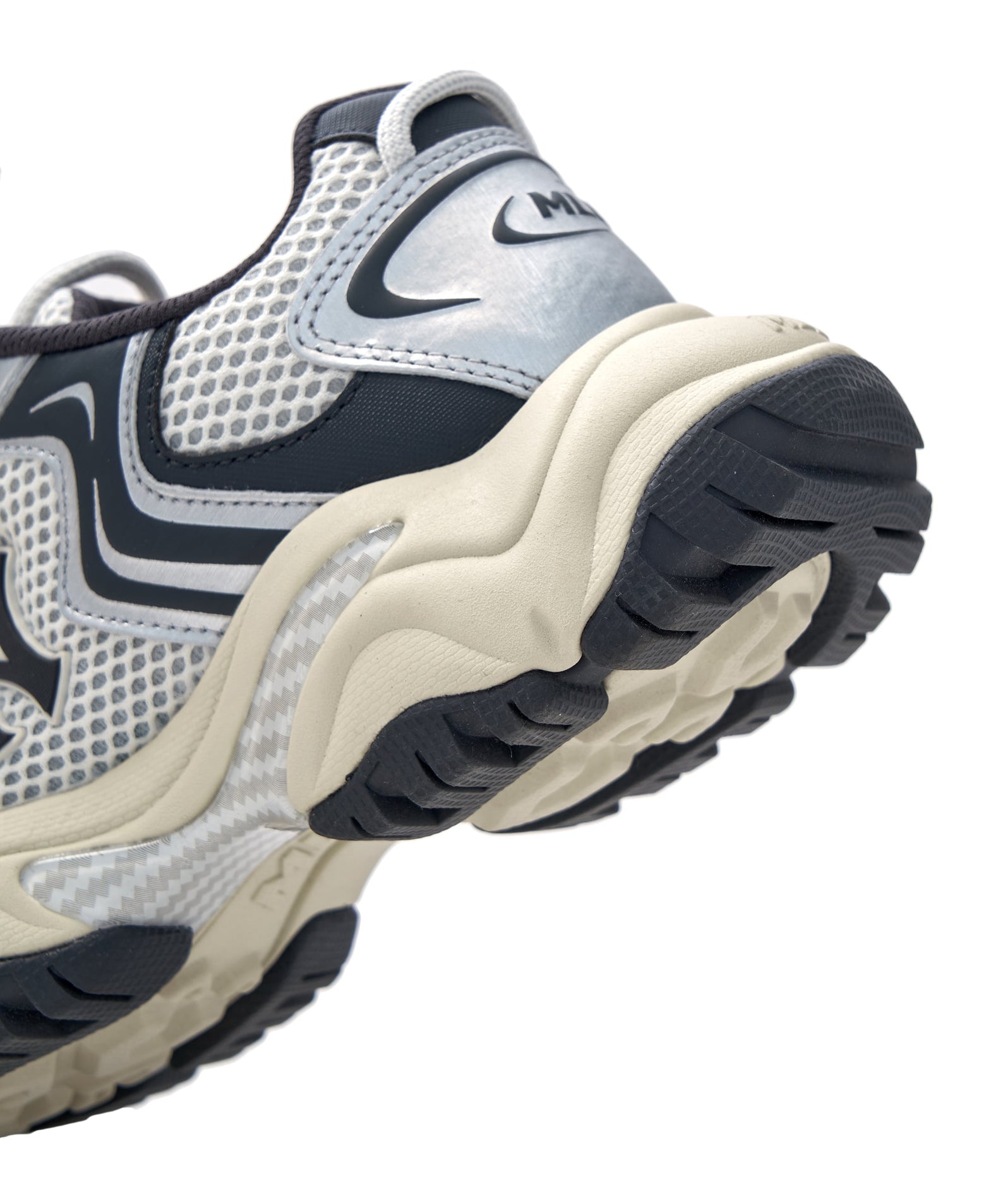 MLB Cargo Chunky New York Yankees DARK GRAY : sneaker Cargo Nike-style, vue détaillée semelle et logo Yankees.