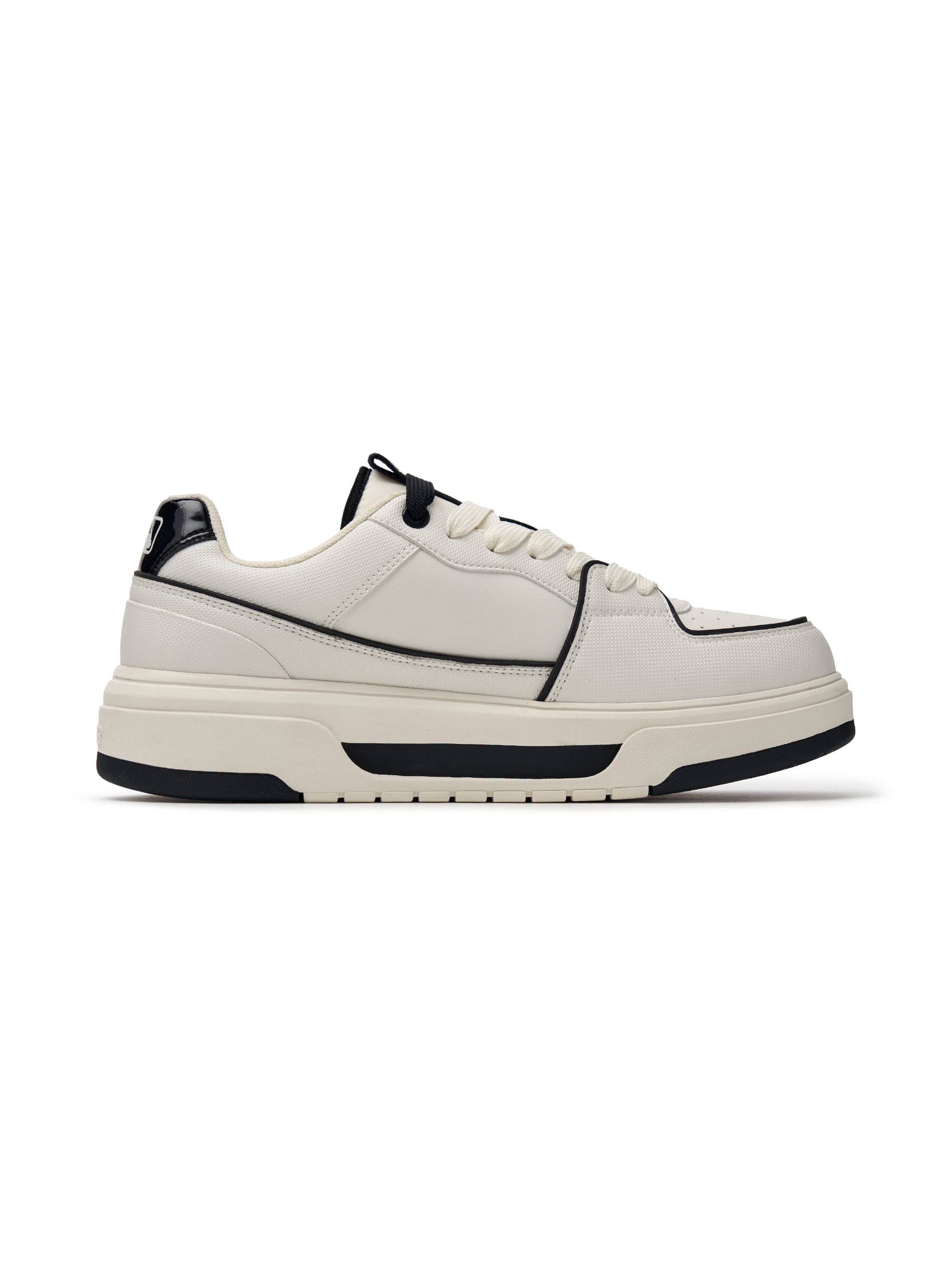MLB Chunky Liner Basic SL New York Yankees WHITE : chaussure blanche chunky MLB sur fond blanc, vue de côté.