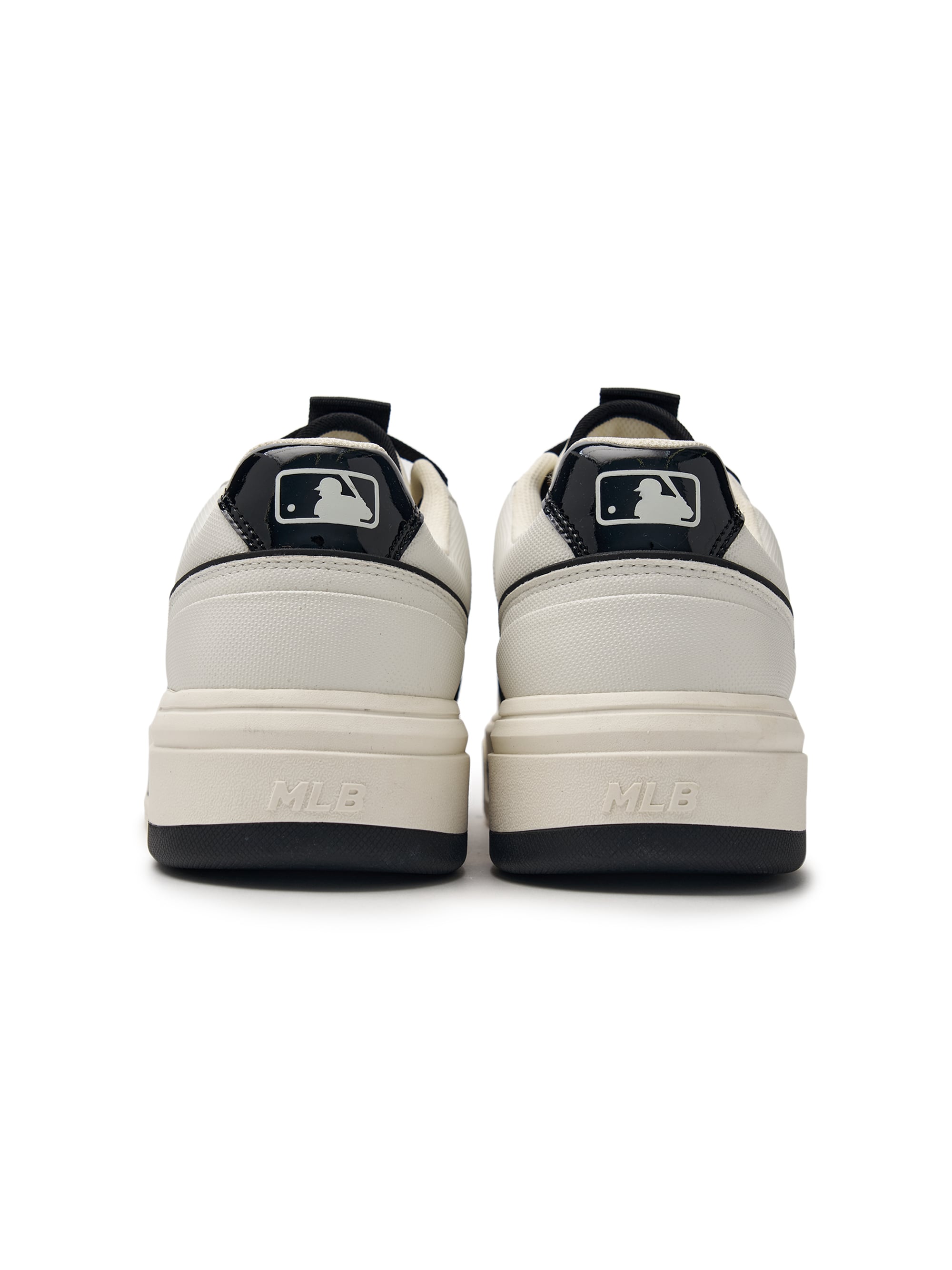 MLB Chunky Liner Basic SL New York Yankees WHITE, paire de sneakers blanches, vue arrière sur fond blanc.