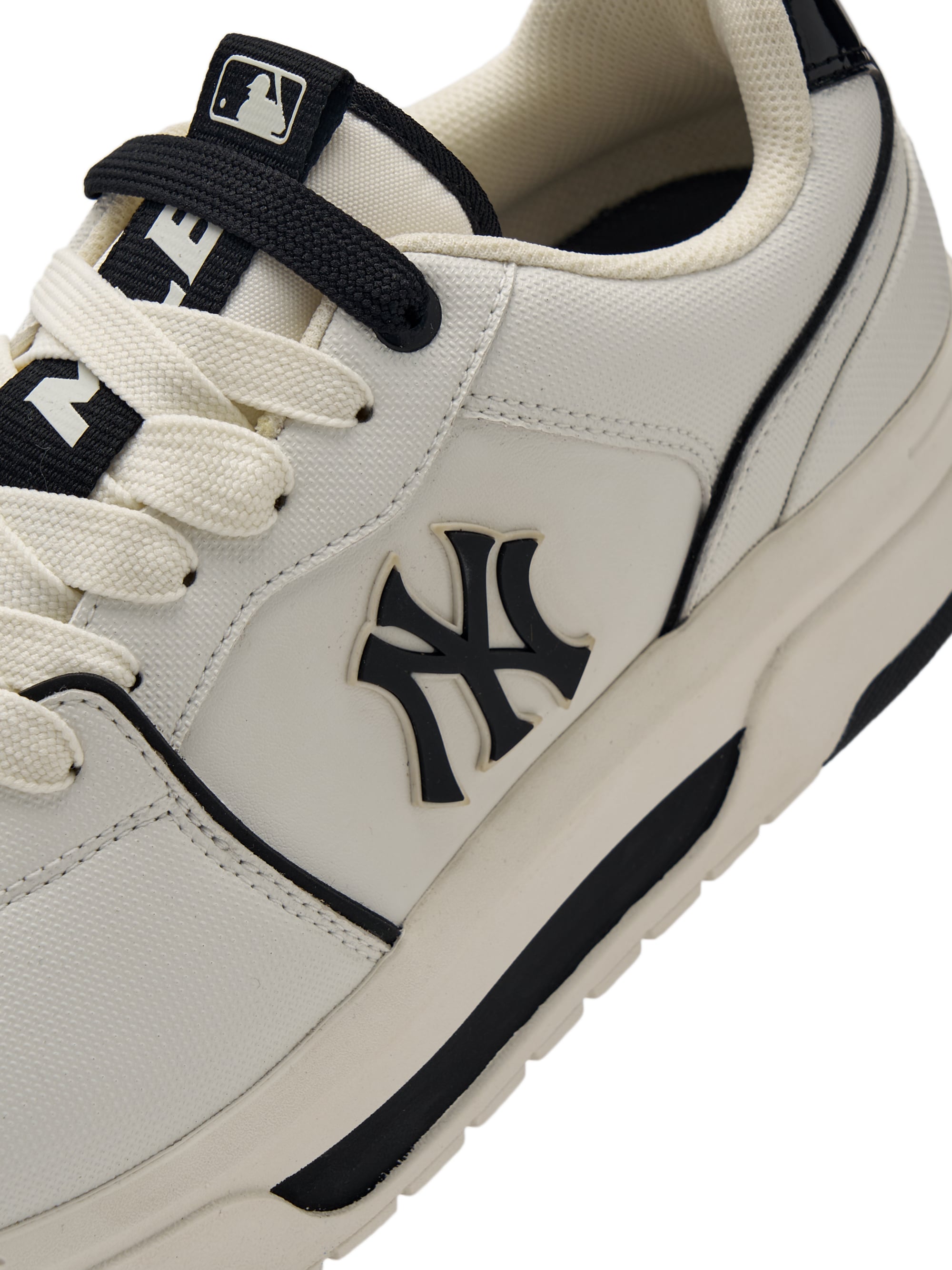 MLB Chunky Liner Basic SL New York Yankees WHITE : chaussure blanche Yankees avec logo ML B, gros plan sur lacets et empiècements.