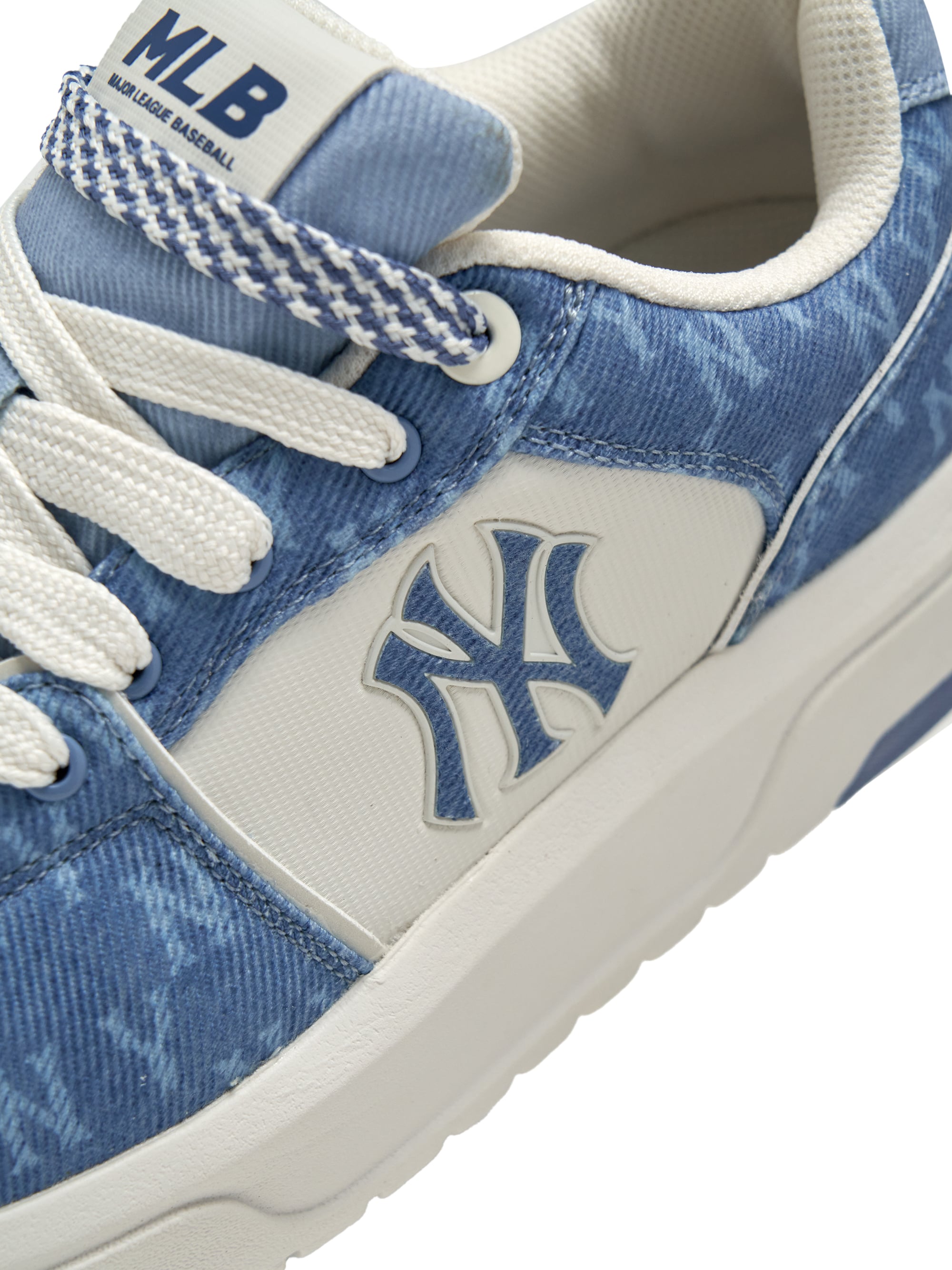 MLB Chunky Liner Denim Monogram SL New York Yankees BLUE : vue de la chaussure denim bleu et monogramme Yankees MLB.